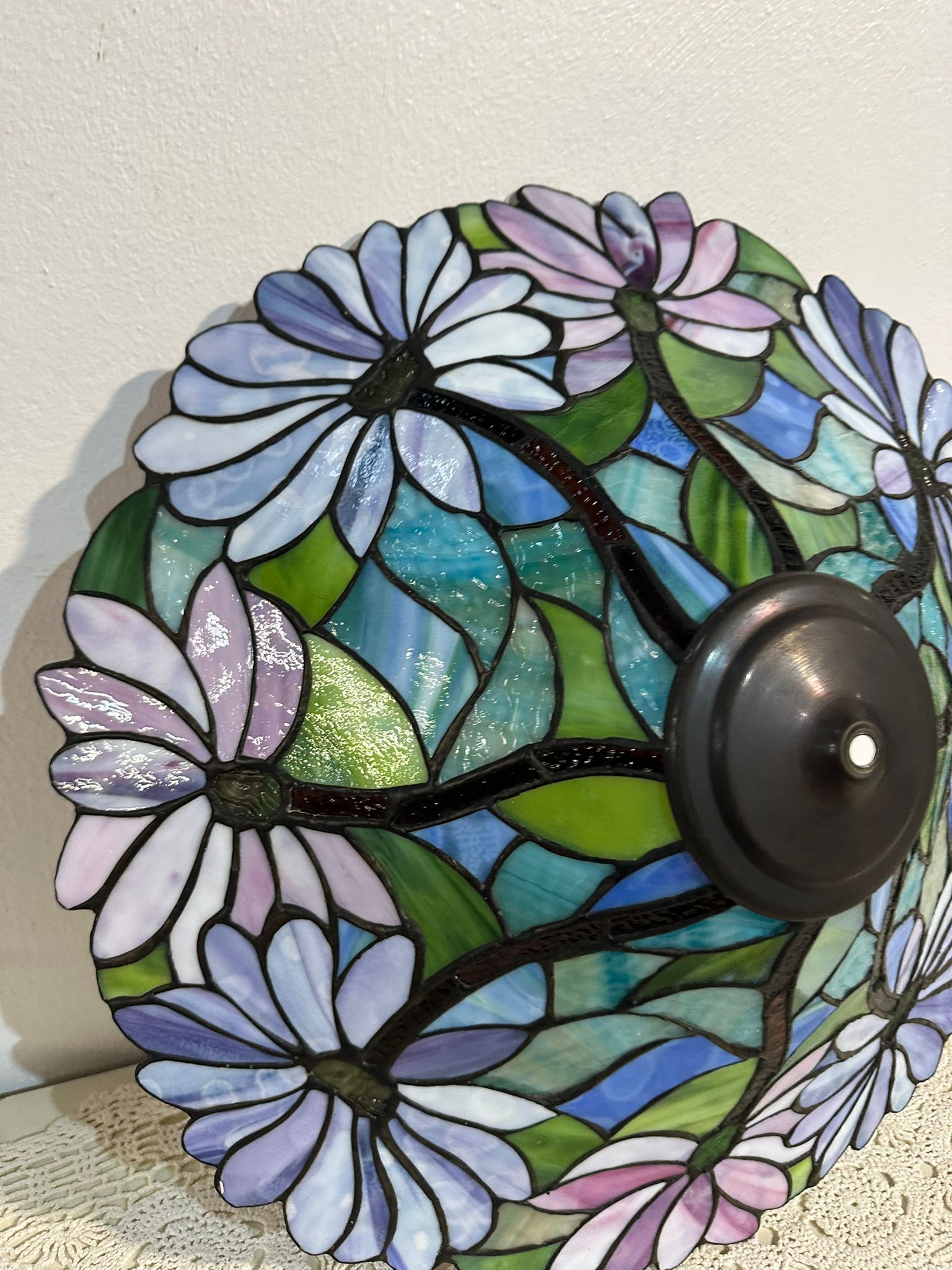 Paralume Artigianale Stile Tiffany – Motivo a Margherite e Fiori di Campo - immagine 3