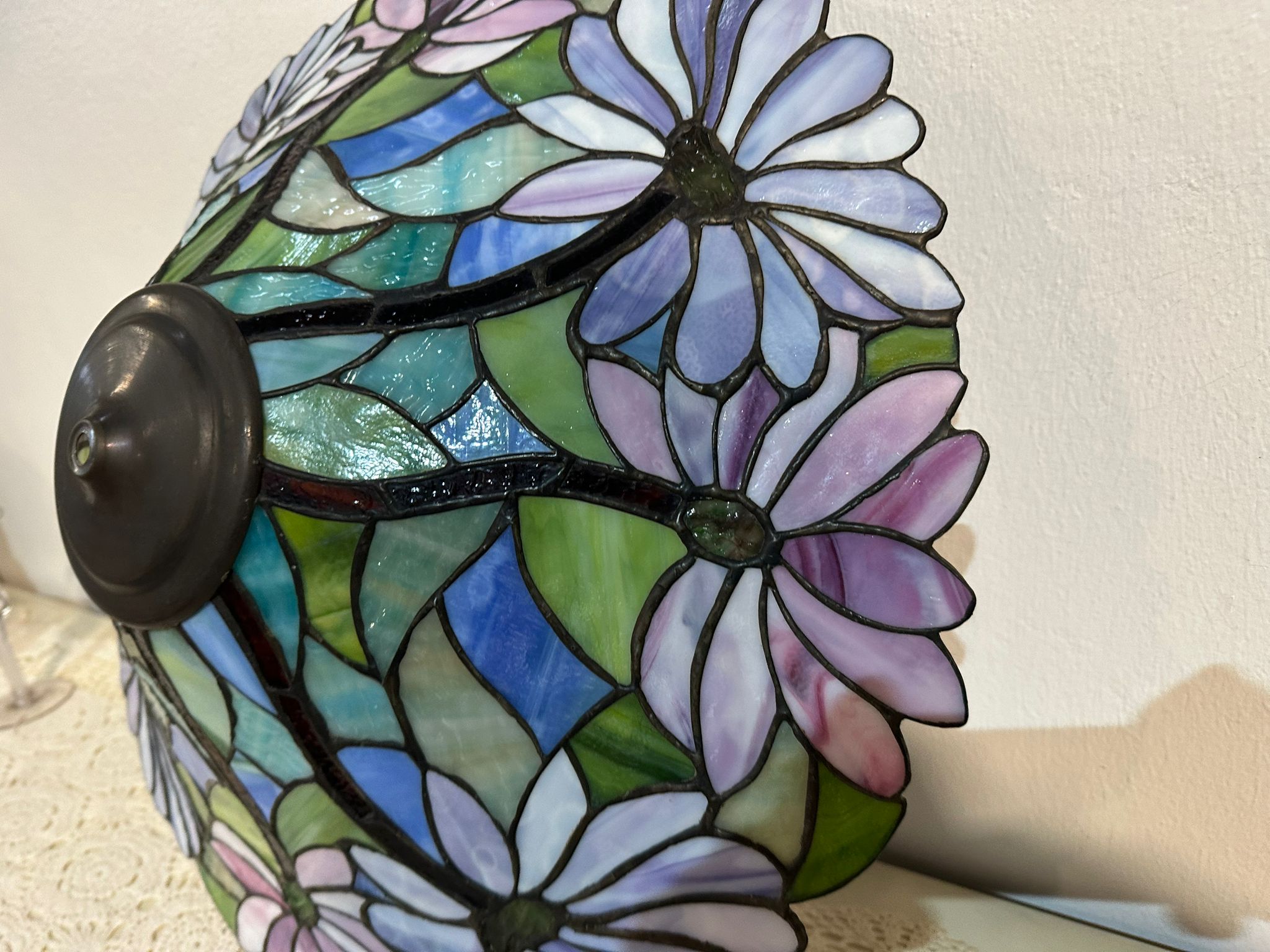 Paralume Artigianale Stile Tiffany – Motivo a Margherite e Fiori di Campo - immagine 5