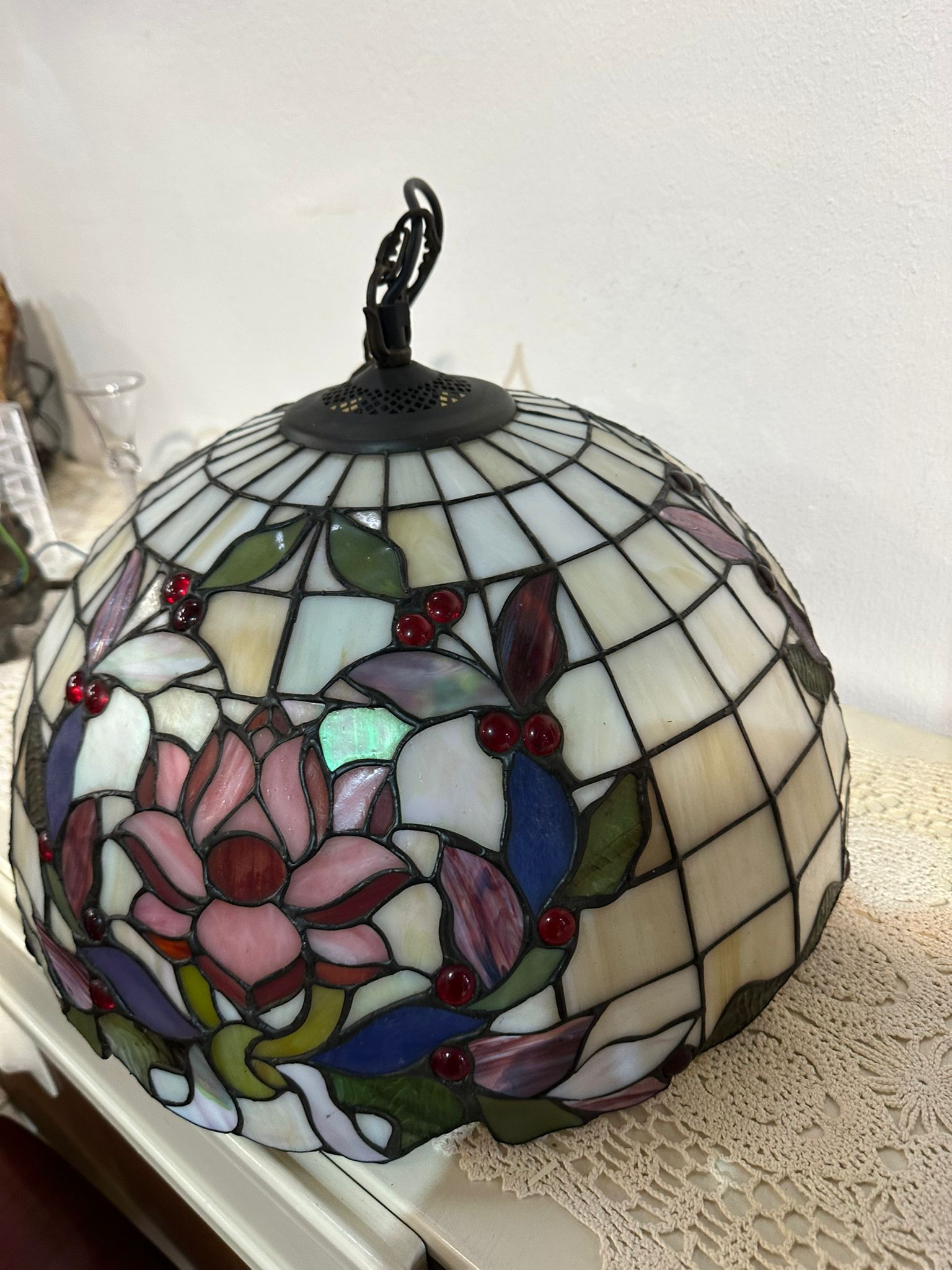 Lampadario a Sospensione Artigianale Stile Tiffany – Motivo Floreale a Rose e Bacche - immagine 2