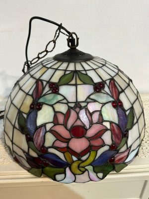 Lampadario a Sospensione Artigianale Stile Tiffany – Motivo Floreale a Rose e Bacche