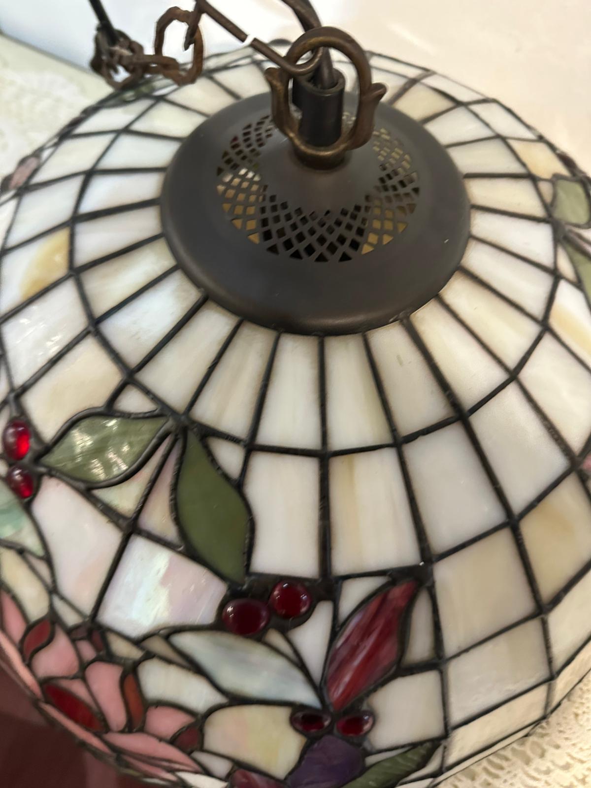 Lampadario a Sospensione Artigianale Stile Tiffany – Motivo Floreale a Rose e Bacche - immagine 4