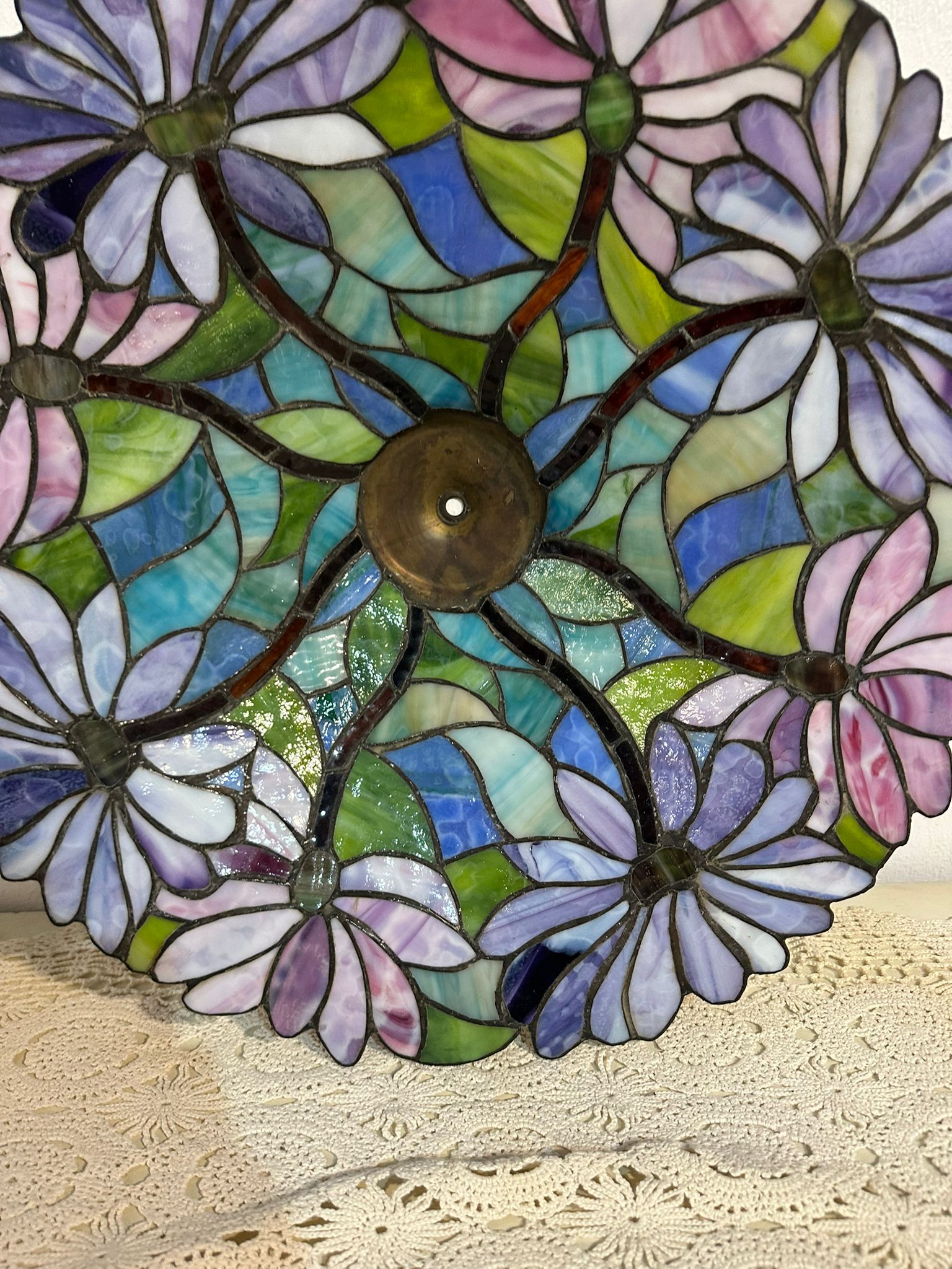 Paralume Artigianale Stile Tiffany – Motivo a Margherite e Fiori di Campo - immagine 4