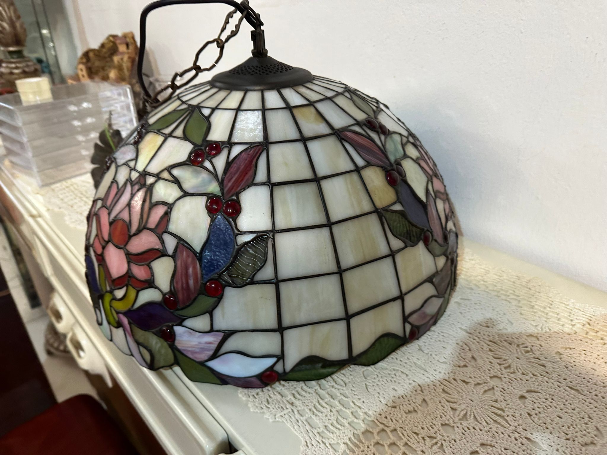 Lampadario a Sospensione Artigianale Stile Tiffany – Motivo Floreale a Rose e Bacche - immagine 3